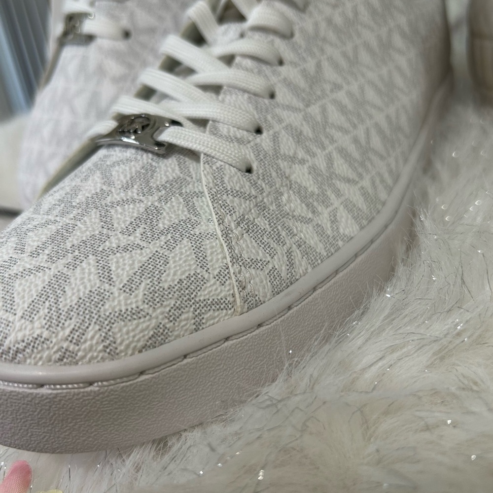 NEW Michael Kors Monogram Sneakers-White Size 11M - Picture 4 of 6